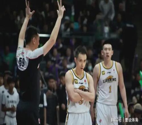 场边球迷深,情拥抱詹姆,幕后故事大,金年会,金年会官方网站,金年会平台,金年会jinninhui